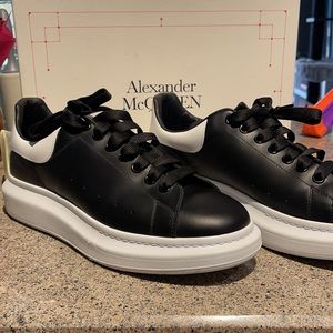 ALEXANDER MCQUEEN BLACK LEATHER SNEAKERS